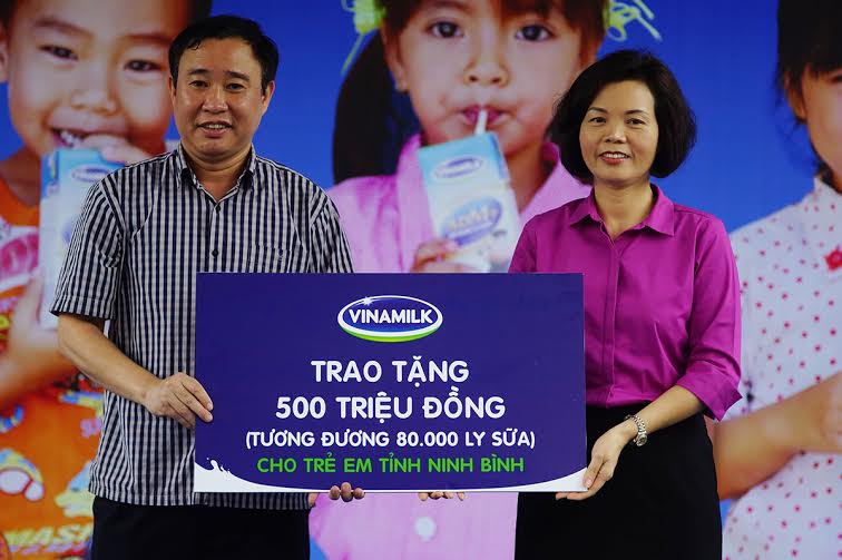 Vinamilk[-]và[-]Quỹ[-]sữa[-]Vươn[-]cao[-]Việt[-]Nam[-]trao[-]tặng[-]sữa[-]cho[-]40.000[-]trẻ[-]em[-]ở[-]40[-]tỉnh[-]thành[-]trên[-]cả[-]nước